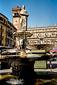 Verona - la fontana di Madonna Verona (1386) in piazza delle Erbe. 